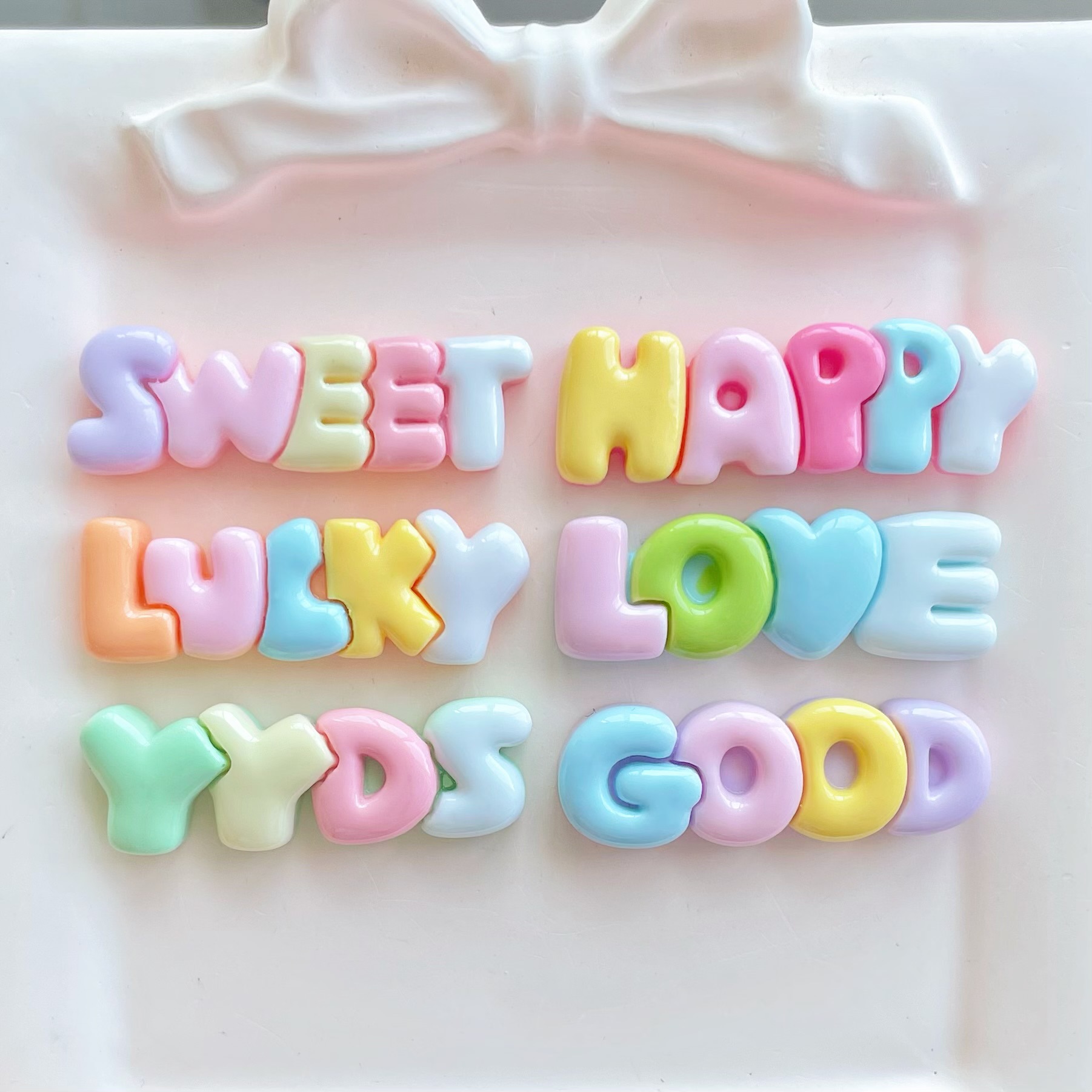 أقراط رقعة راتنج مستوية ، حرف  - مراجعة Resin Art Letter Keychain وسعره
