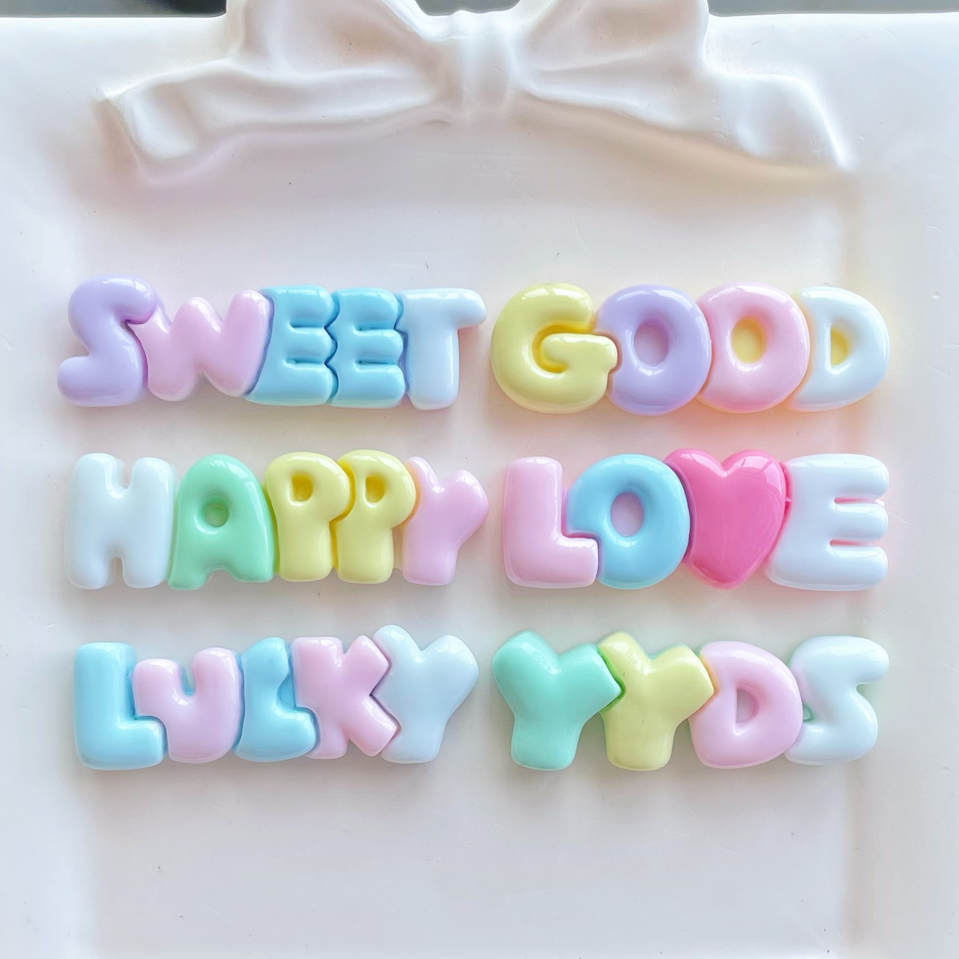 أقراط رقعة راتنج مستوية ، حرف  - مراجعة Resin Art Letter Keychain وسعره